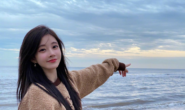 冯提莫|冯提莫全新歌曲《窥》正式上线，MV看点十足，动感舞蹈刷新认知！