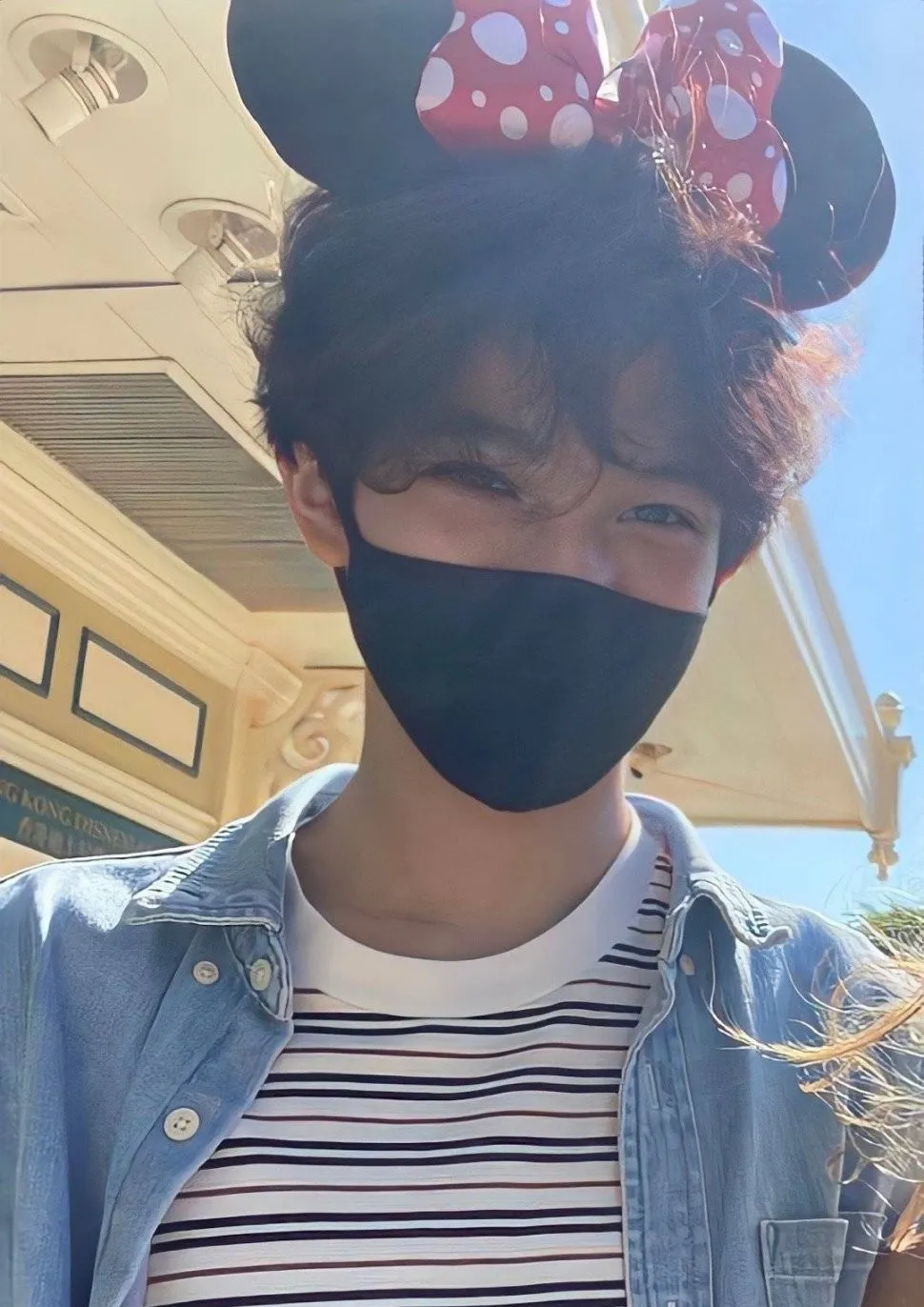 沈月|袁咏仪儿子神颜曝光！网友疯狂被圈粉：弟弟快出道吧！