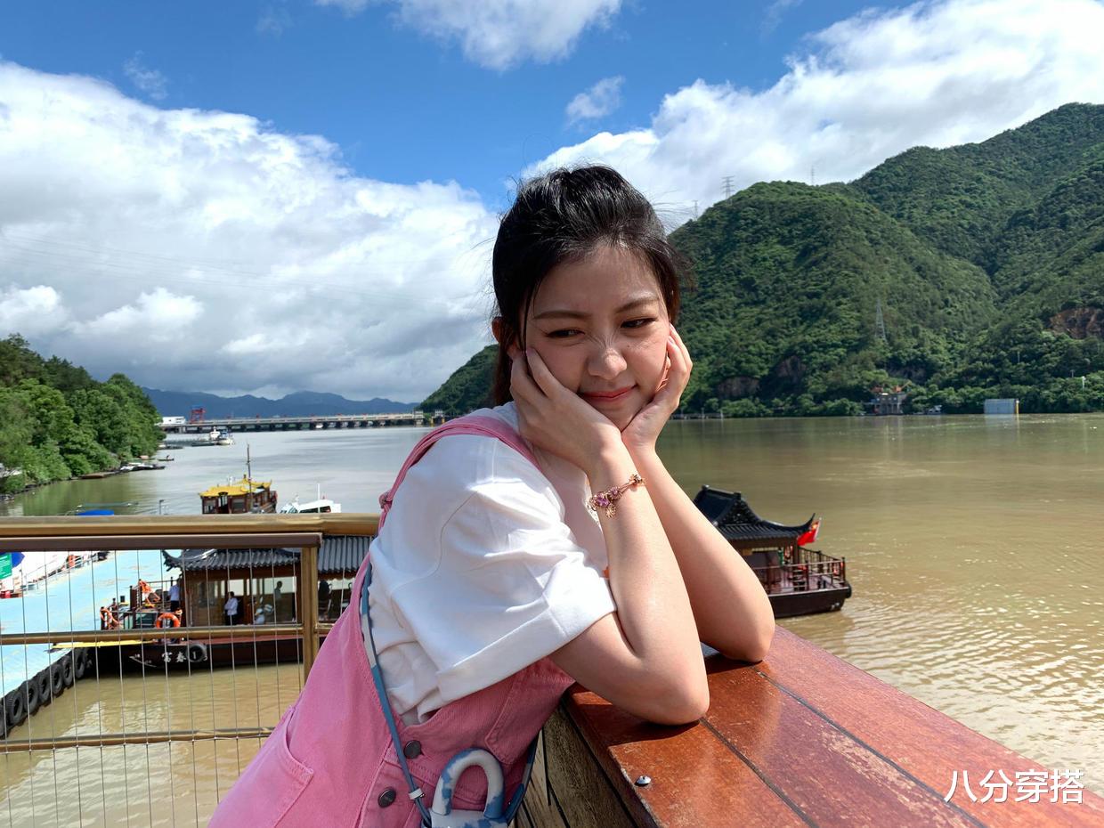 八分穿搭|赖美云也是个“时髦精”，绿色背心配牛仔短裤清新自然，活力十足