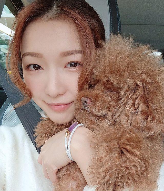 扬名立万|郭嘉文打扮得青春靓丽，在豪车中自拍，难道她还在向往贵妇生活