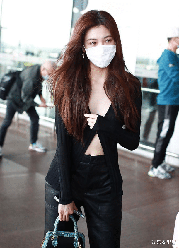 宋妍霏|宋妍霏走机场真招摇，穿开奶衫只扣一粒扣子，气质不像95后