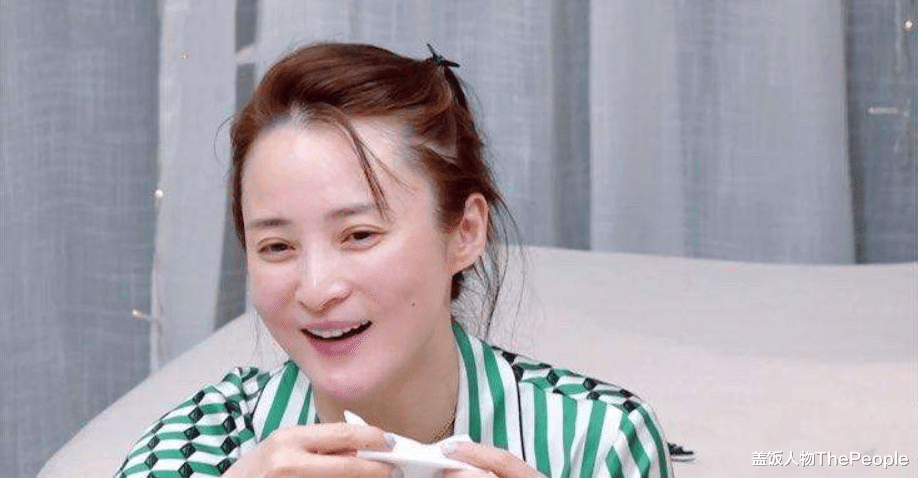 贾玲|明星所谓素颜暗藏多少“心机”？睫毛堪比苍蝇腿，脸和脖子有色差