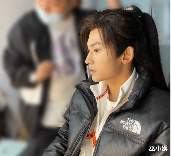 张哲瀚|张哲瀚诛仙剧照曝光？一人分饰两角显实力，银灰色造型被指廉价？