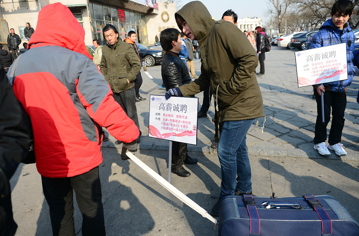 黑中介|很多人找工作时上过当，工厂和中介联手设局，套路招工的三大骗局