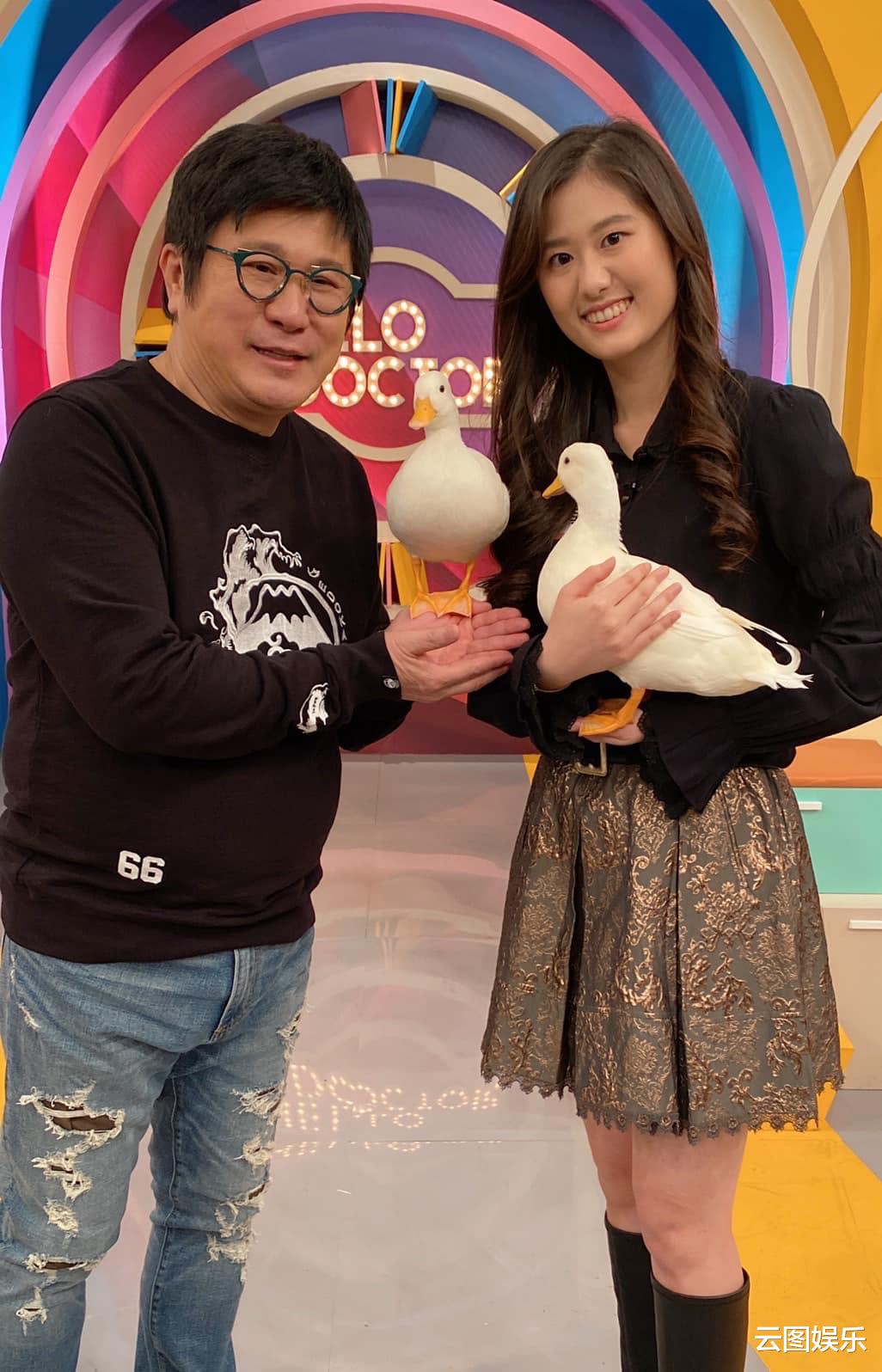 郑智化|郑智化妻女近照曝光，小7岁设计师妻子气质好，22岁女儿才貌双全