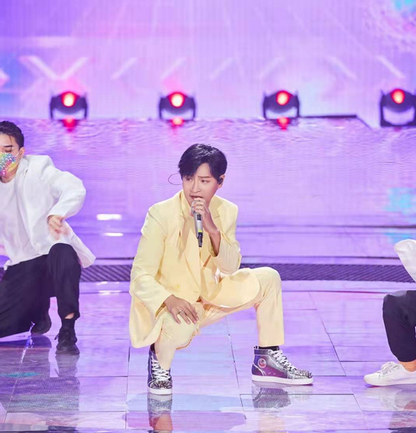 陈志朋|49岁陈志朋太励志！减肥成功穿西装超帅，一把年纪跳舞劈叉不费力