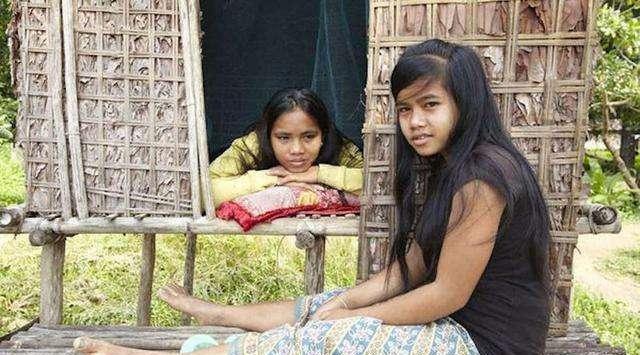 |柬埔寨最开放的部落，父母给12岁女孩建造爱的小屋，只为获得非凡能力！