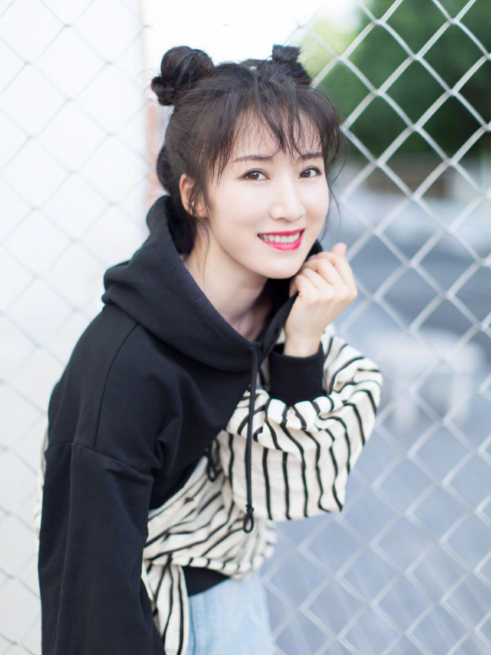 面膜|阔太李念新剧演辣妈，穿少女装扎半马尾不像36岁，笑起来梨涡真美