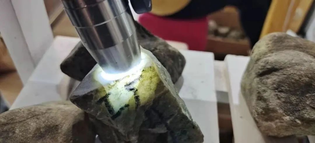 玉雕|大理祥云玉雕师余涛：我赌石从未亏过