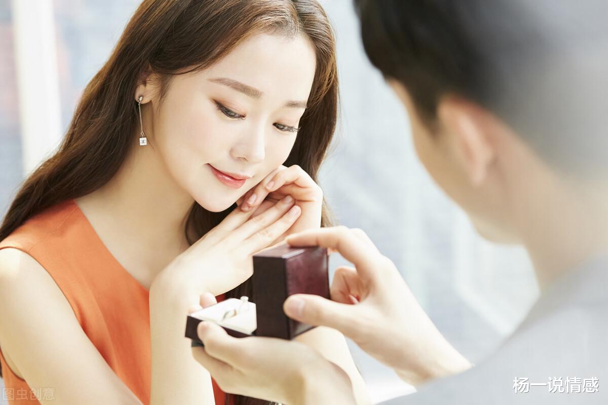 杨一说情感|爱上有恋人的男孩，是啥滋味？醉中拥抱是替代，守候的铃声催醒了真爱！
