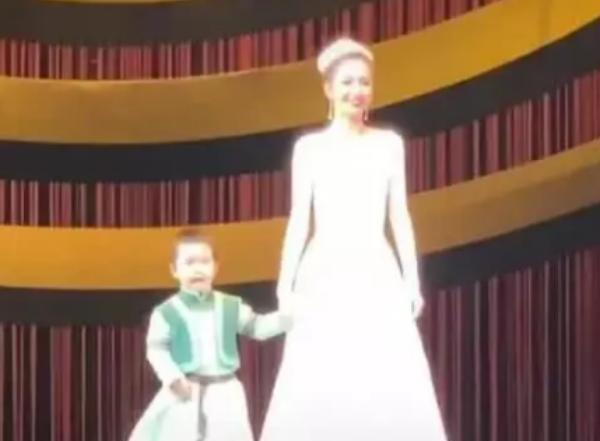 佟丽娅|有种基因突变叫佟丽娅儿子，出生时长相一般，刚过5岁却帅成男神