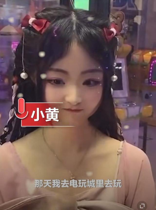 光魔术师 河南：萝莉钻娃娃机表演3小时挣200，网友：抓出来了，能带走吗？