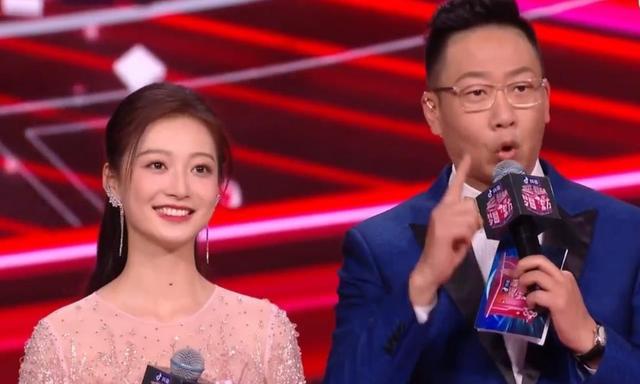 主持人|冯琳再次公开亮相，气质出挑，还没毕业就能担任跨年晚会主持人