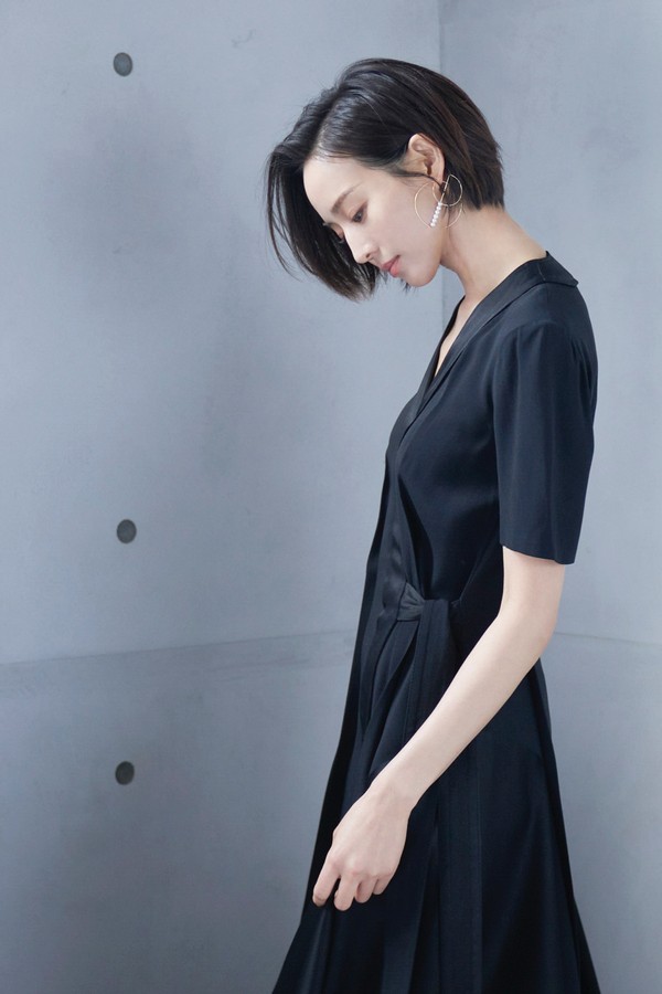 减肥方法|张钧甯剪了短发更有女神范，穿简约小黑裙又飒又美，蛮腰真抢镜