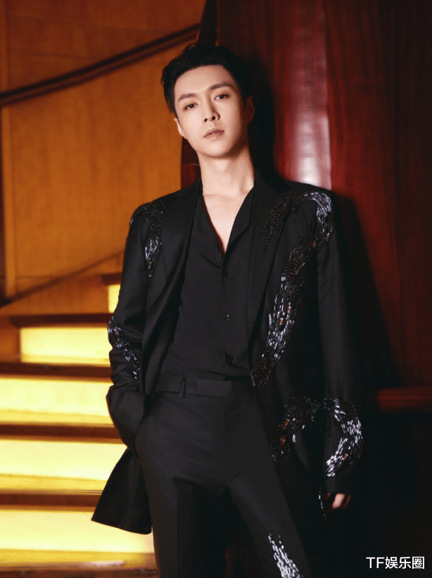 张艺兴|张艺兴新歌中加入黑粉嘲讽音频，包含嘲羊区吃草等，网友：玻璃心