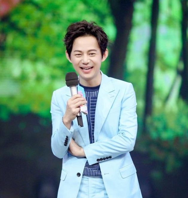 何炅|何炅缺席芒果台晚会后首露面，身材消瘦状态好，与汪涵合体破传闻