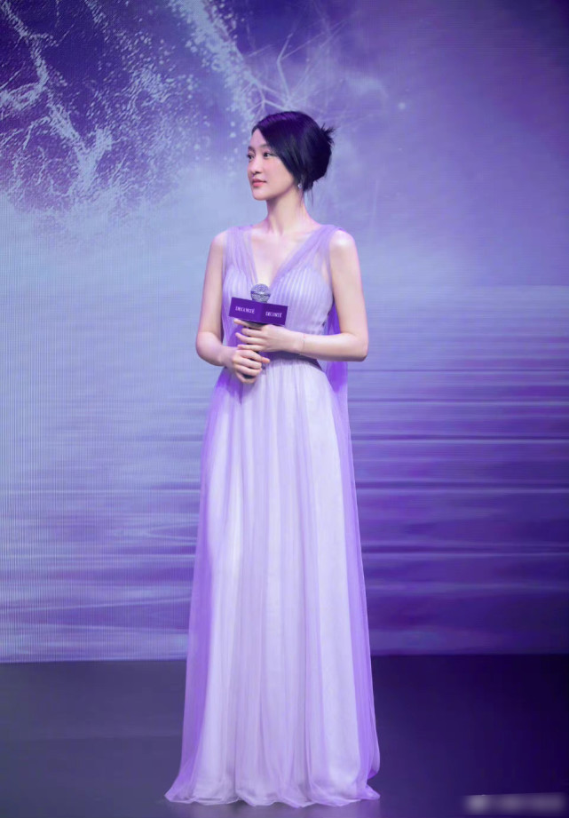 周迅|47岁周迅气质太出众！穿粉裙少女感爆棚，同框张艺兴更像豪门姐弟