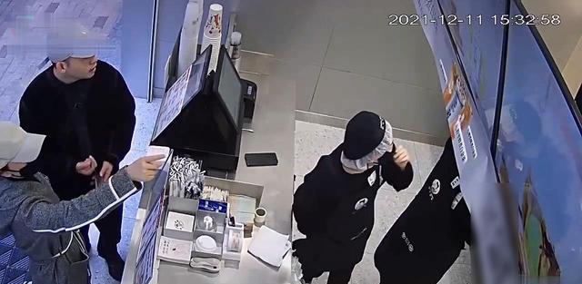 周迅|47岁周迅再传“喜讯”,带绯闻男友现身老家逛商超,被监控拍下