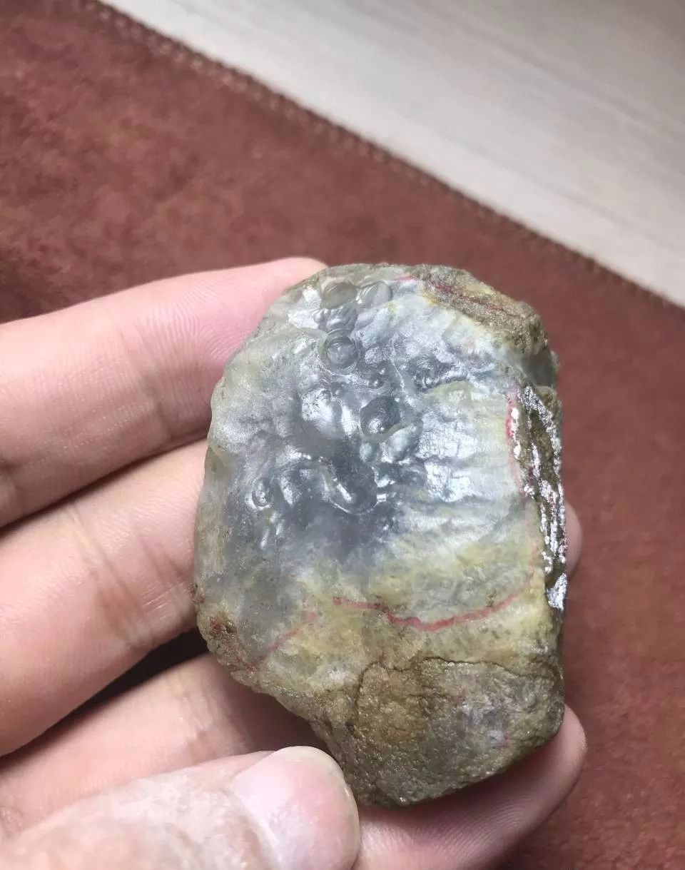 鸡蛋|只有鸡蛋大的原石，打灯犹如一颗“夜明珠”，成品不敢想象！