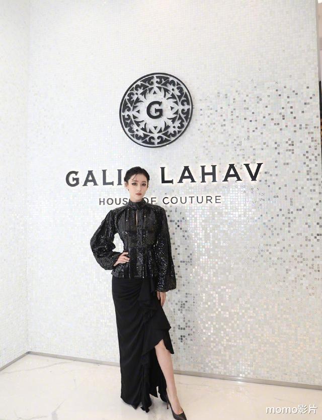 张馨予|张馨予粉卫衣配短发，清新减龄，少女感十足