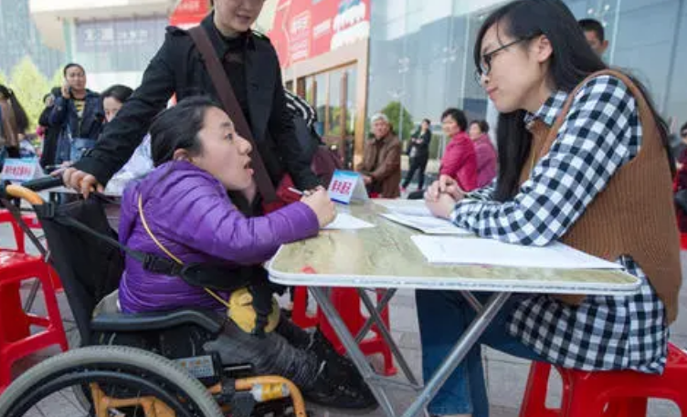 主持人|失聪女孩逆袭上清华博士上热搜 成新闻恰证残疾人获晋升步履艰难