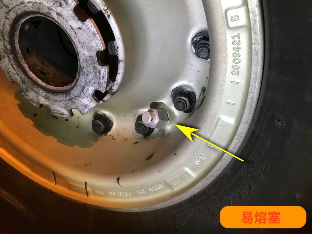 飞机轮胎的胎压是家用轿车的6倍,却很少爆胎,这是为什么?