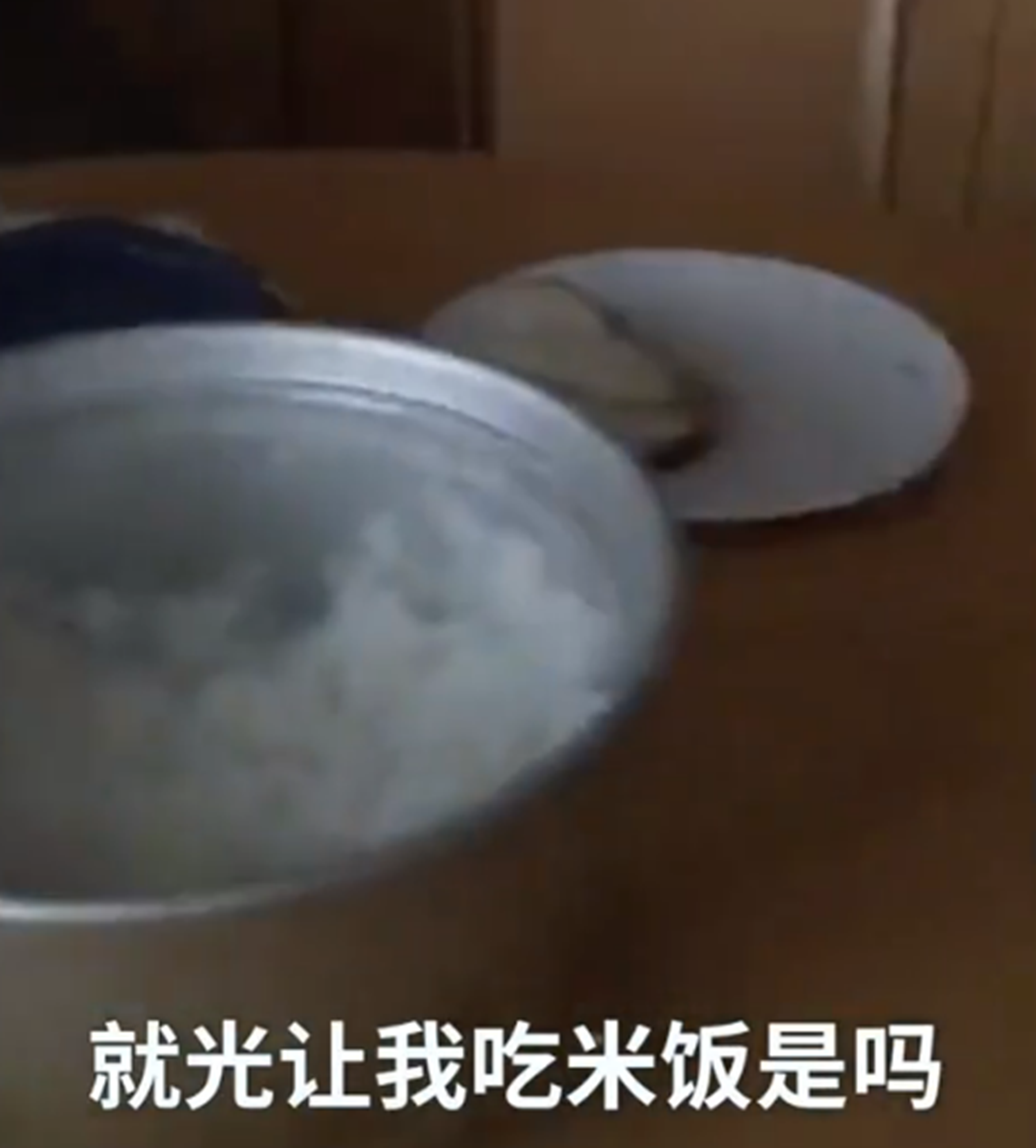 央视|辞职央视嫁美国富豪，1包卫生巾用1年，饿成皮包骨却仍不离婚