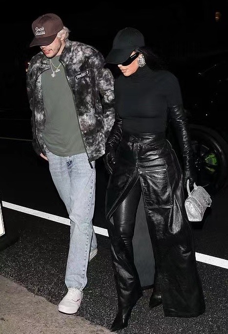 新·奥特曼|金卡戴珊的性感美照曝光！衣领开到肚脐眼真敢穿，紧致曲线让人羡慕