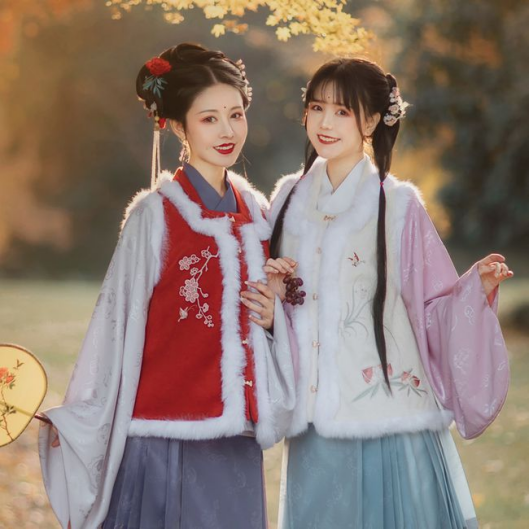 汉服资讯古装文化|谁说比甲只有对襟直领的？交领比甲照样存在~