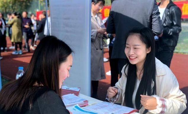 hr|名企HR直言招聘潜规则，“这些毕业生，不看简历就已经被淘汰了”