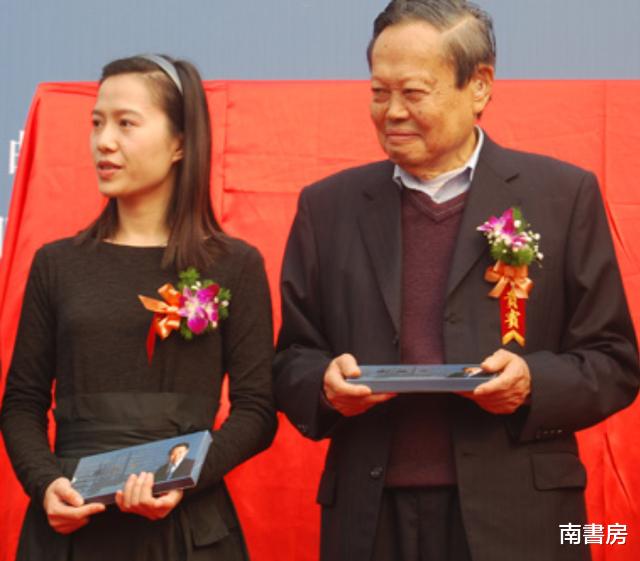 杨振宁正式回国后,清华率先开出100万年薪,杨振宁为何要拒绝?