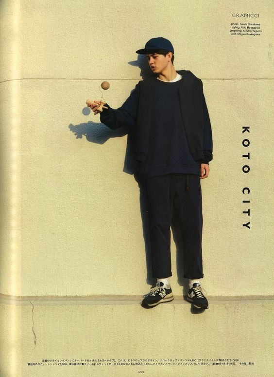 男士穿衣搭配杂志 秋冬流行这样穿：黑裤+白袜，颜值不够也能穿出品位，尽显潮男范