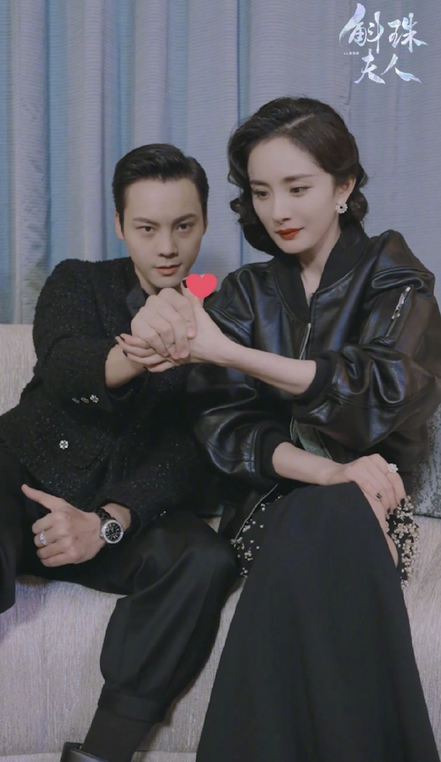 杨幂|杨幂陈伟霆拍双人大片，方诸海市戏外比心，直播互动花式撒糖