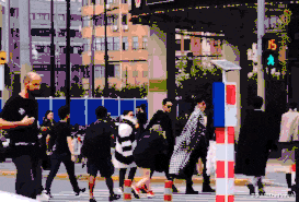 鞠婧祎|被“矮”耽误的女星们，有人坐着因腿短挨不着地，有人踩纸箱拍戏