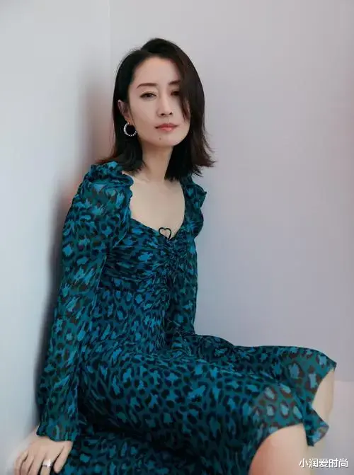 小润爱时尚|四五十岁妈妈如何摆脱“老年感”？学45岁刘敏涛的早秋穿搭，好绝