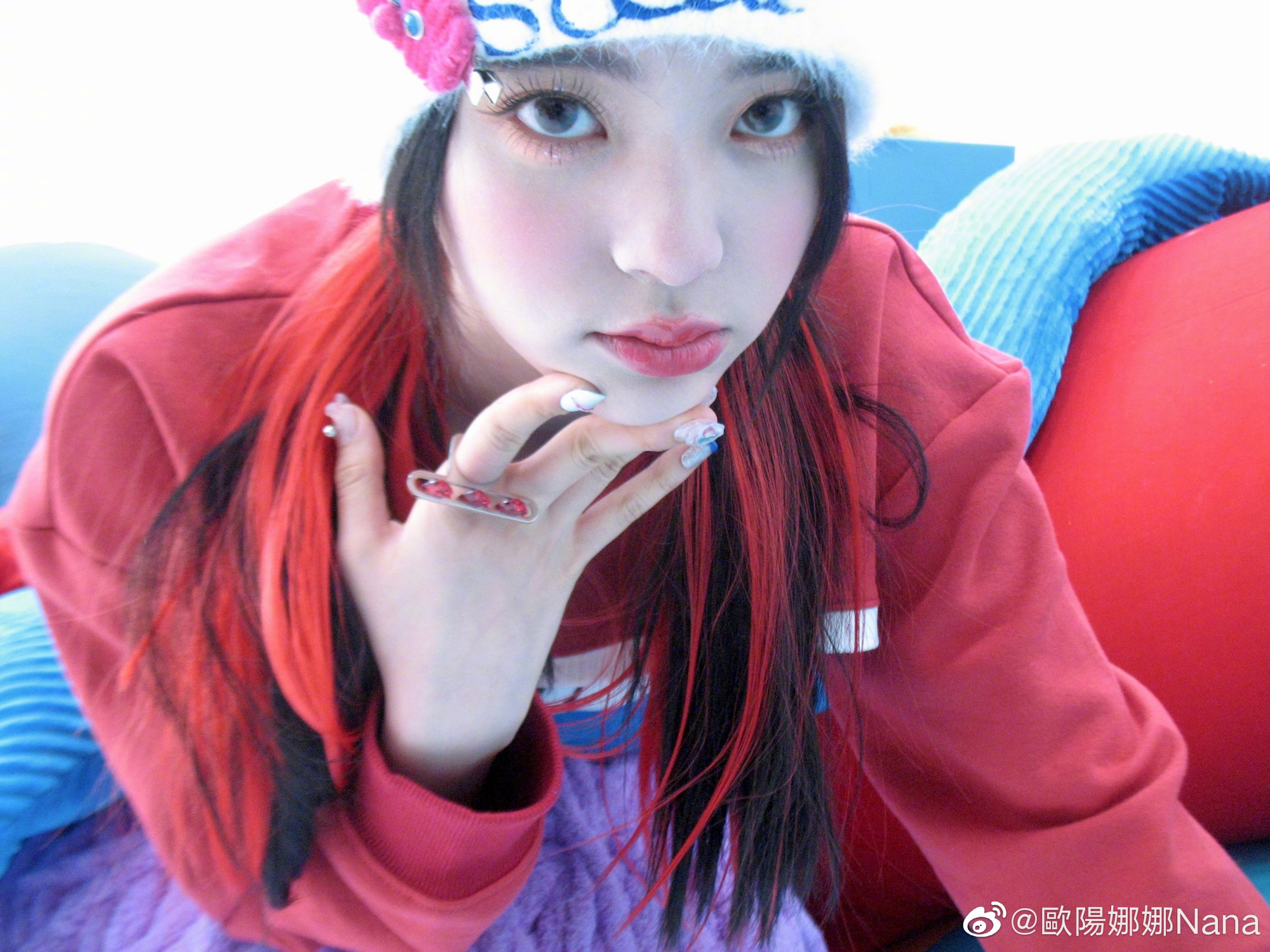 欧阳娜娜|欧阳娜娜美式复古新造型，红衣街头俏皮可爱！