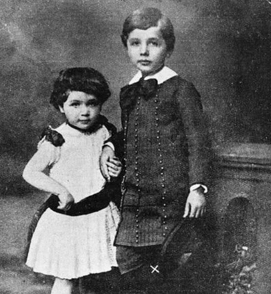 爱因斯坦 看到爱因斯坦的鞋子，我们才明白，为何课本上只有他的半身照