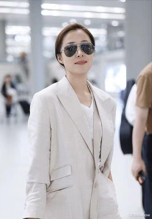 卡莉时尚show|江一燕的穿搭还是低调，米色西装配蛤蟆镜，却挡不住大姐大的气质