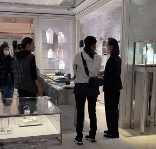 那英|那英带女儿伦敦逛街豪购态度有点凶，14岁女儿安静乖巧五官像爸爸