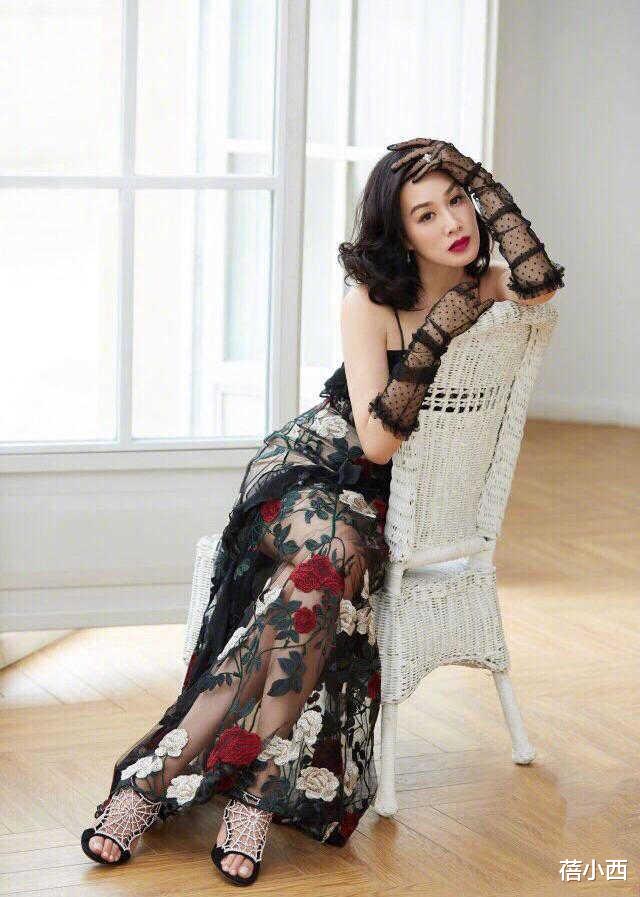 蓓小西|钟丽缇张伦硕“黑白配”，女的穿白色抹胸裙，男的穿黑西装，绝配