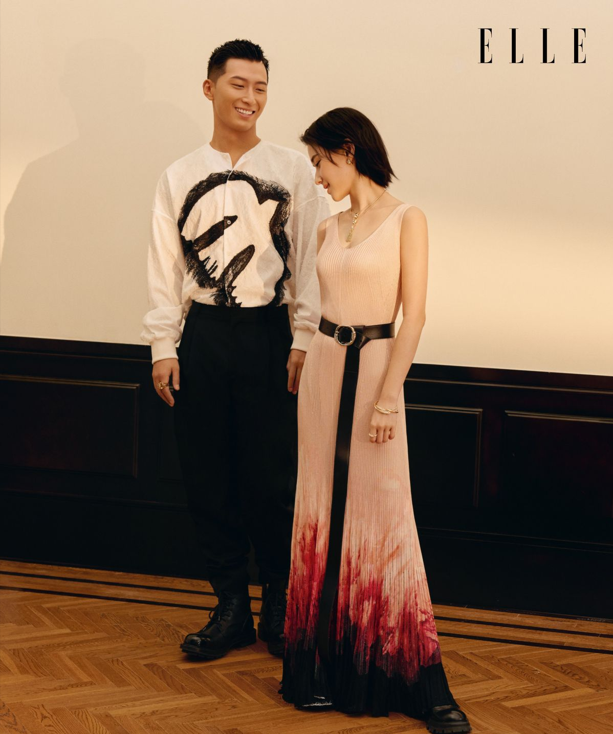 何超莲剪“泡面”短发好复古,但出席活动穿的是五彩裙,有点显老