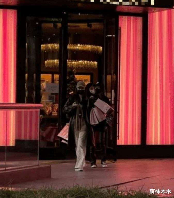 美丽|女星节俭之道：热巴旧衣穿四年，杨幂爱鞋两位数，孙俪女儿穿二手