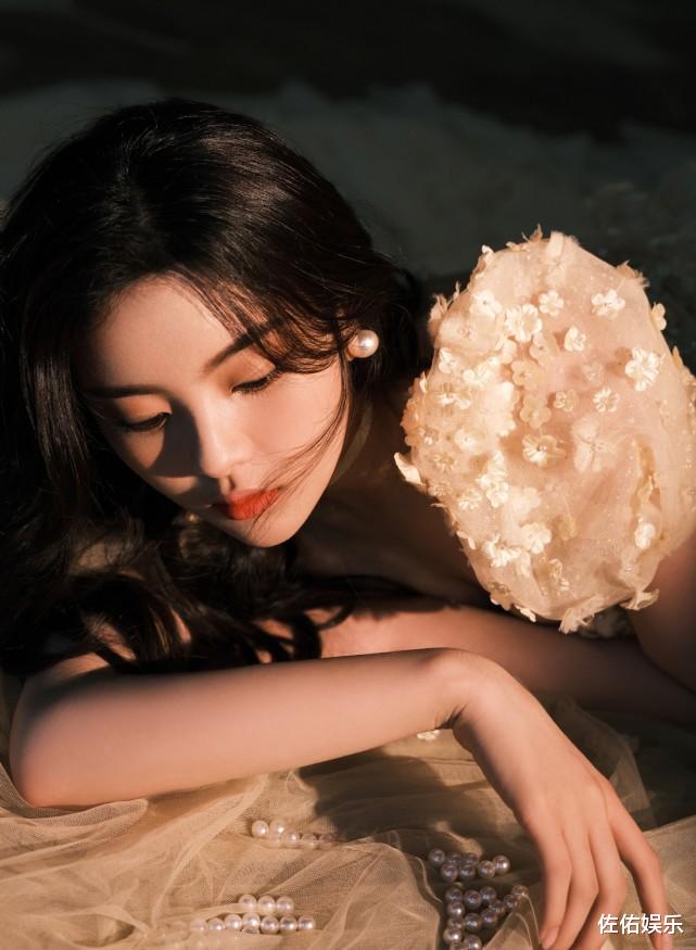 前行者|杨超越香槟色抹胸长裙秀婀娜身姿，表情冷艳却依旧美如在逃新娘