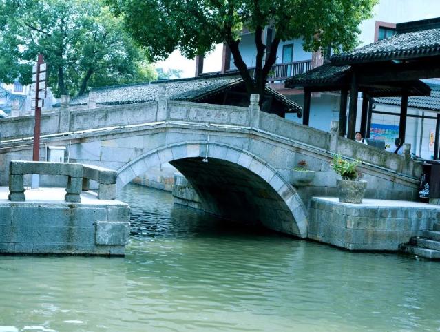 古镇 浙江绍兴的水乡千年古镇，比乌镇更真实，距杭州仅1小时车程