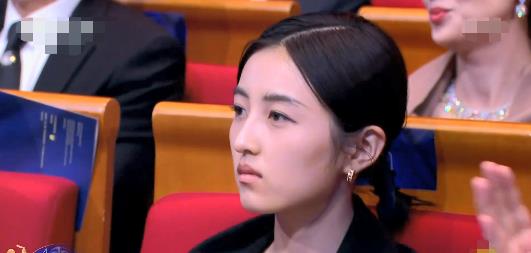 张小斐|张小斐金鸡影后感人发言：贾玲自豪，张一山抹泪，张子枫表情遭嘲