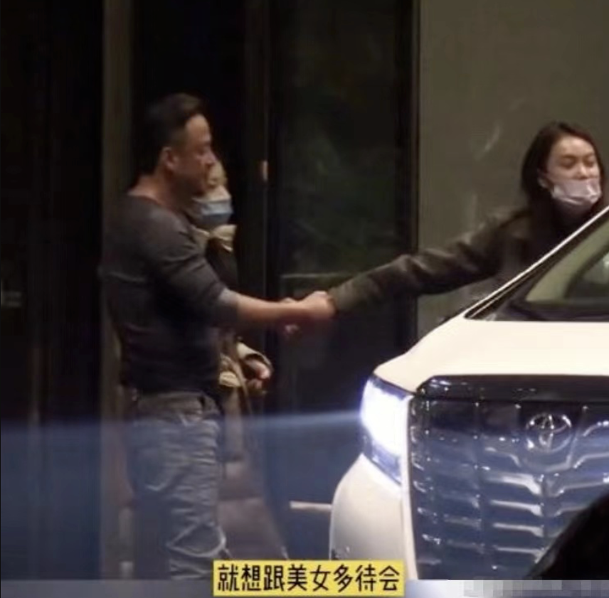 奶果的妈咪 杨坤又因喝多误事，深夜开豪车与好友聚会，当街耍酒疯拉女生不放