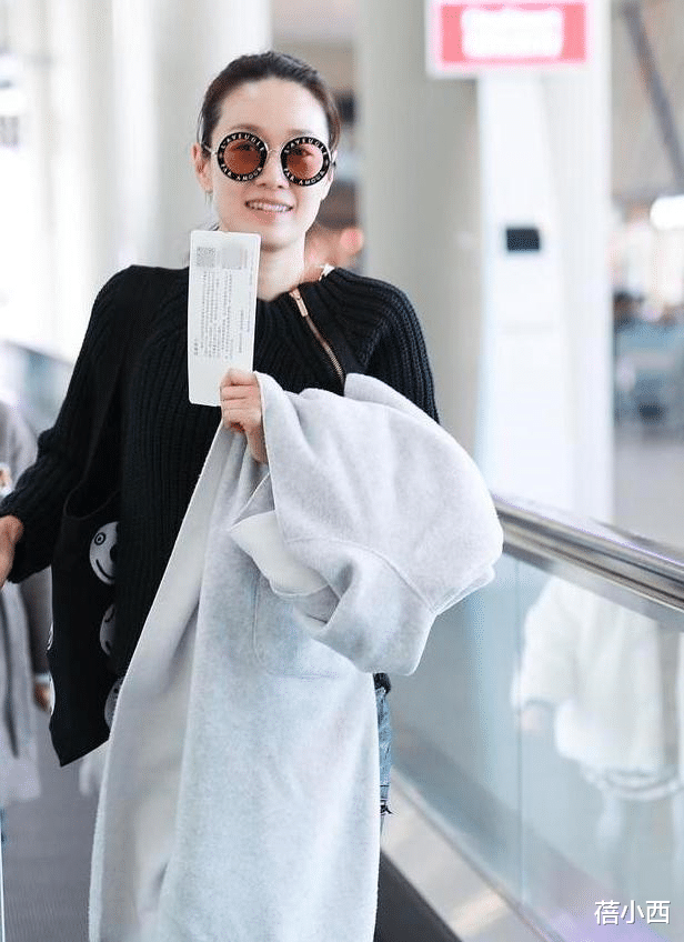 穿衣搭配|马伊琍罕见扎起马尾，戴英文墨镜穿毛衣，没有刘海气场更有国际范
