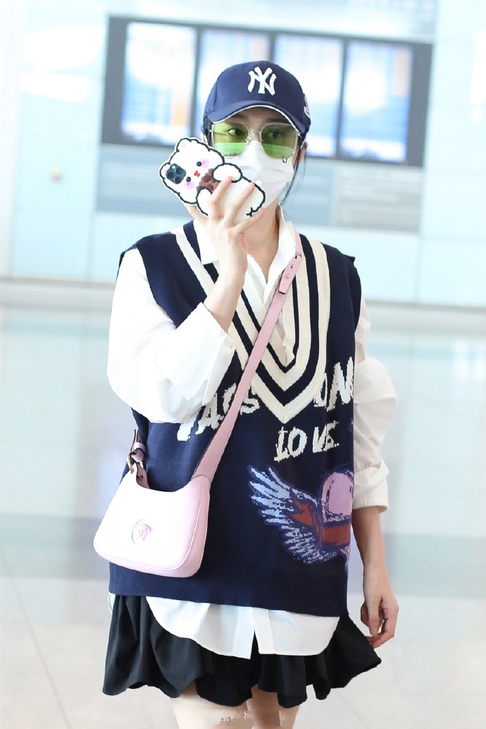 八只爪的猫|范冰冰背个粉包机场扮少女，上装叠穿针织马甲下装穿短裙，冷or热