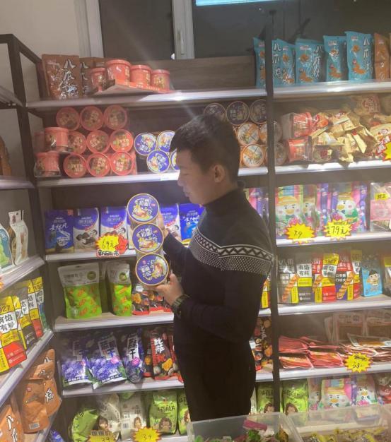 人才市场|“刺死辱母者”于欢出狱一年：拒绝签约直播带货，凑钱开零食店