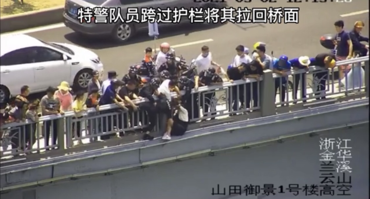 半岛晨报 整个人都挂在桥外!姑娘哭着要跳河,大桥上这幕惊心动魄